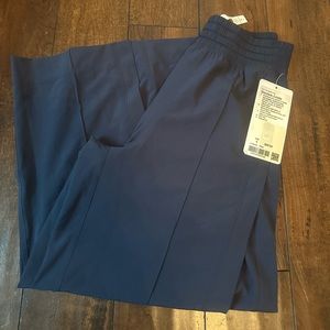 NWT Lululemom wanderer Navy blue culotte size 4